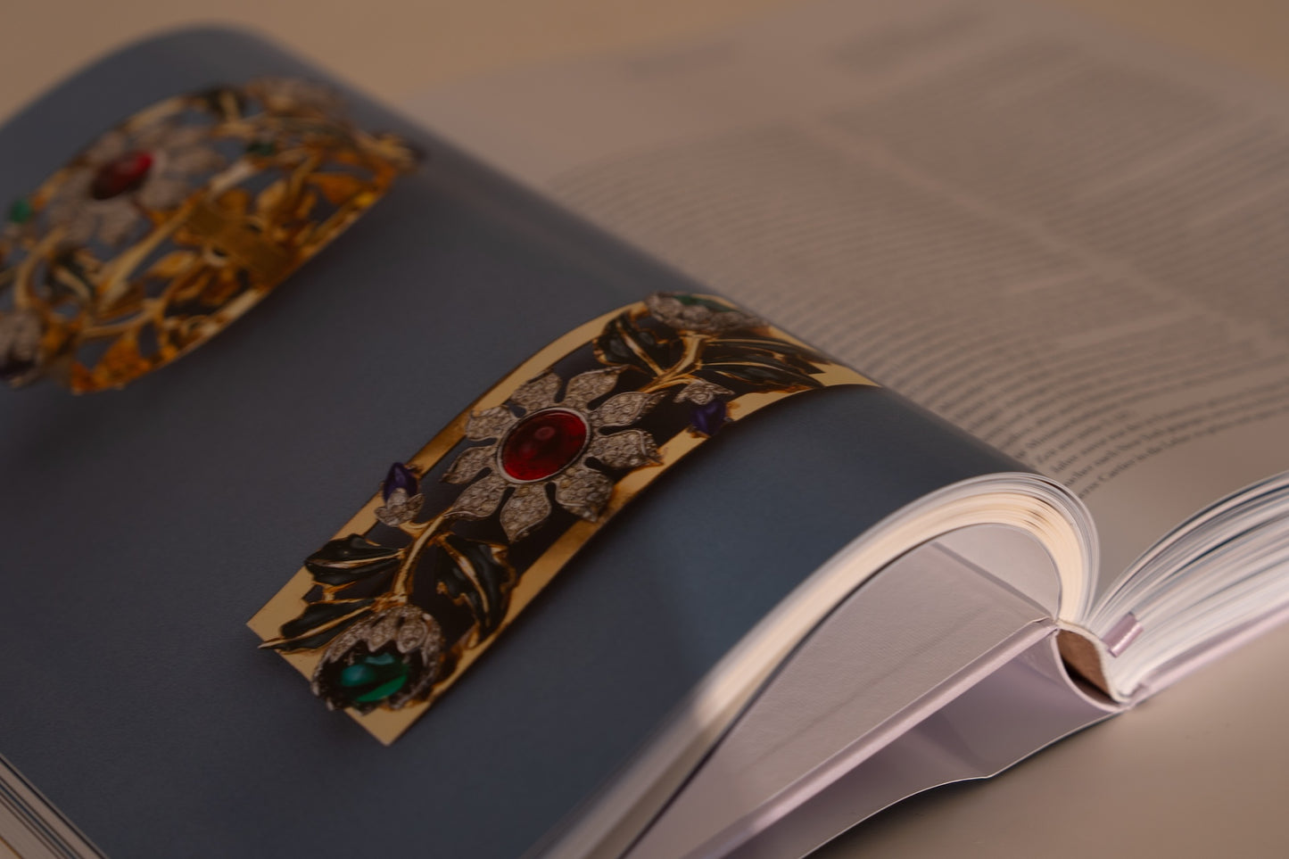 COSTUME JEWELRY. Taschen