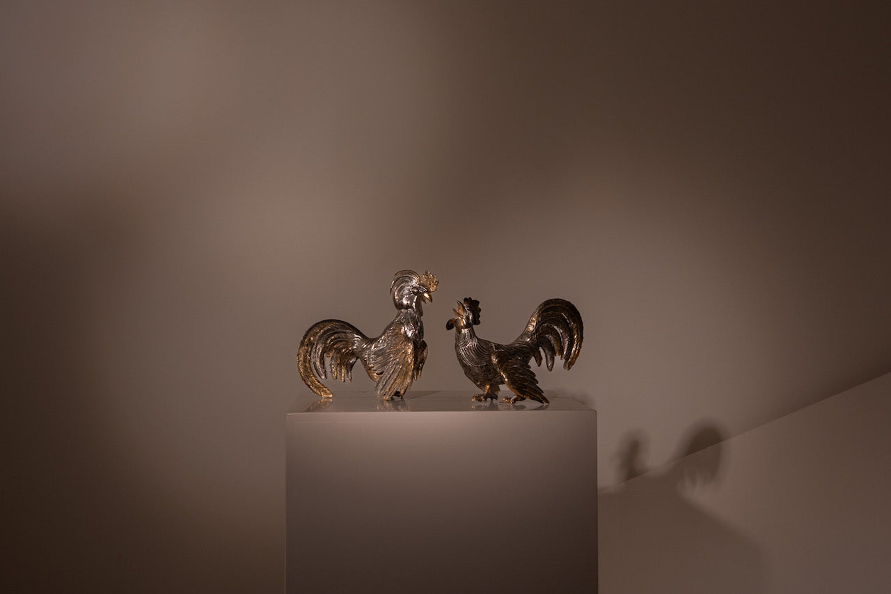 LES COQS. Figuras de latón