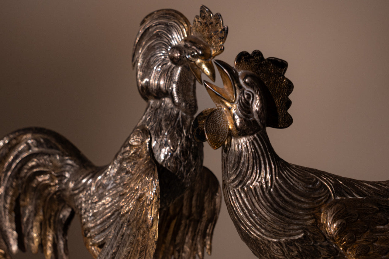 LES COQS. Figuras de latón