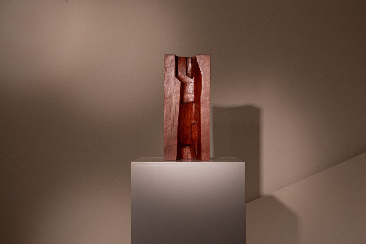 MONOLITH 40. Madera maciza pulida
