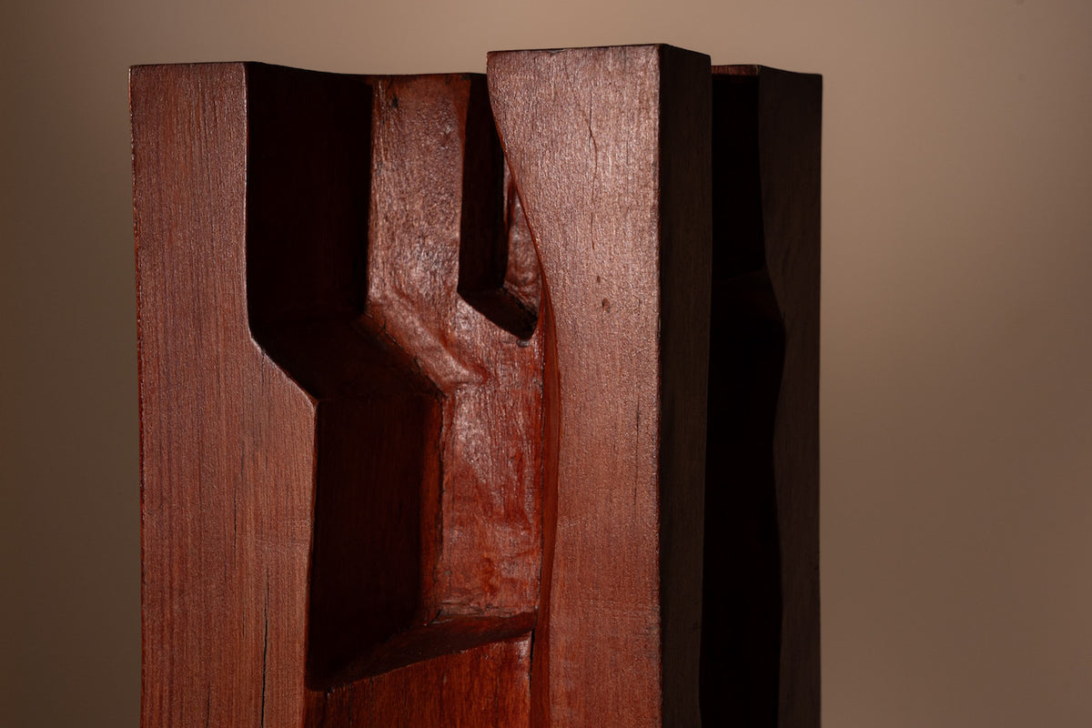 MONOLITH 40. Madera maciza pulida