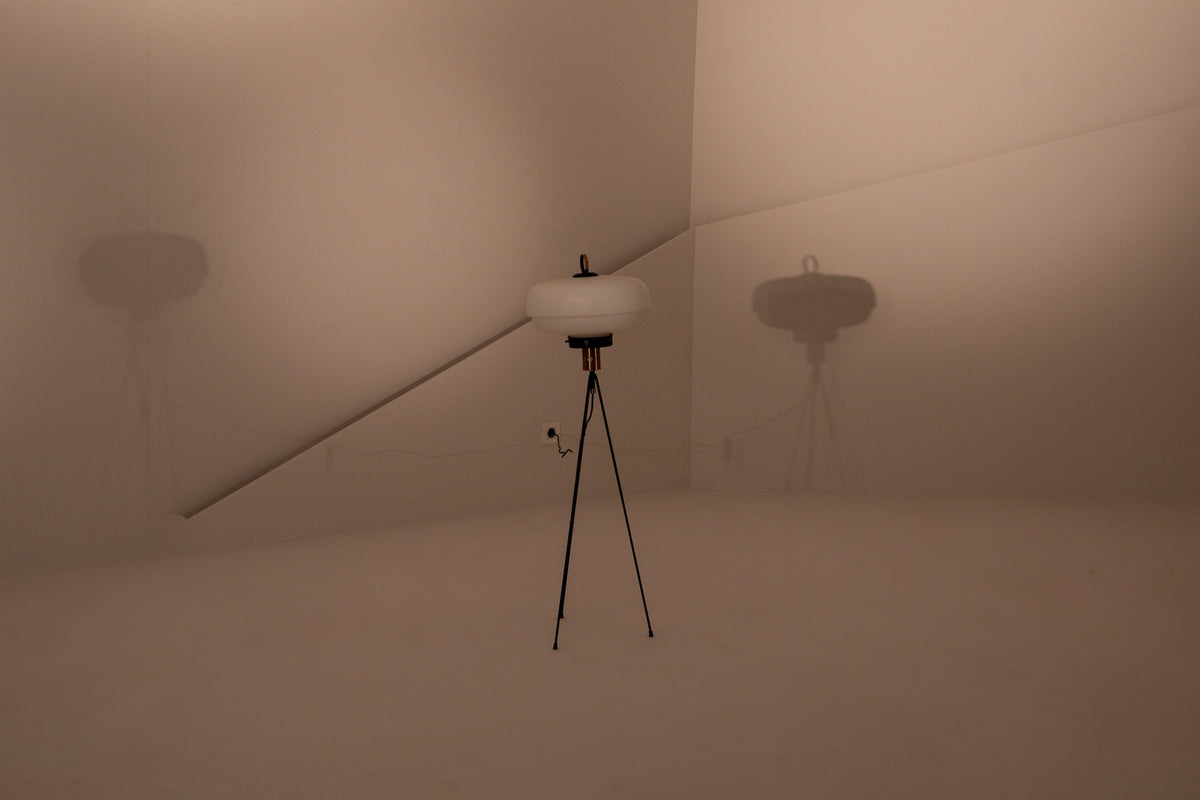 LUMEN. Lámpara de pie trípode italiana, 1950