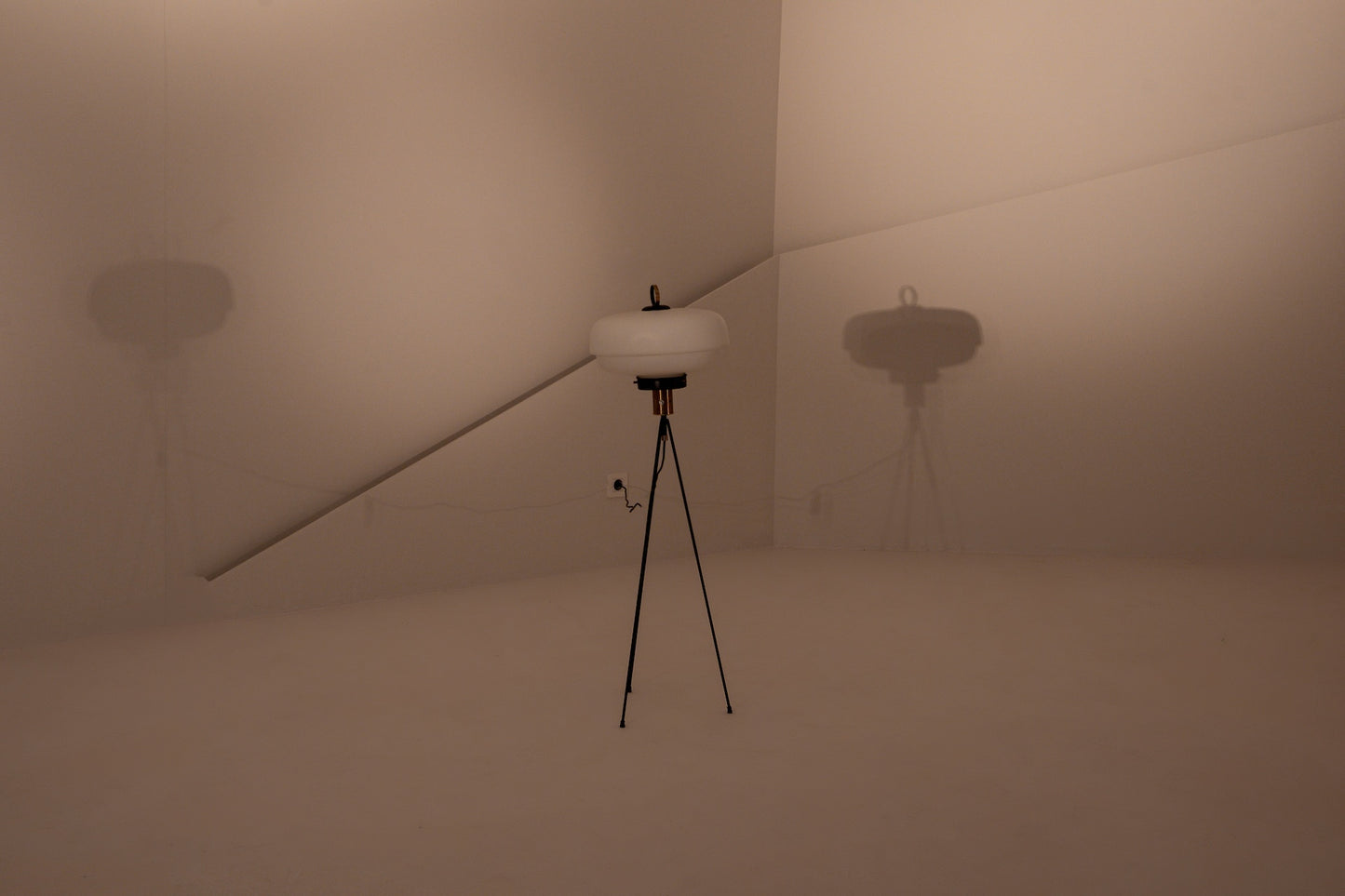 LUMEN. Lámpara de pie trípode italiana, 1950