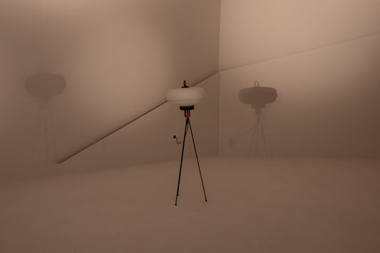 LUMEN. Lámpara de pie trípode italiana, 1950