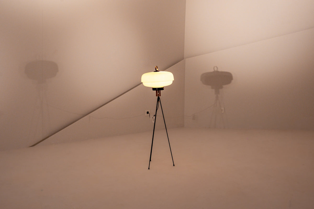 LUMEN. Lámpara de pie trípode italiana, 1950