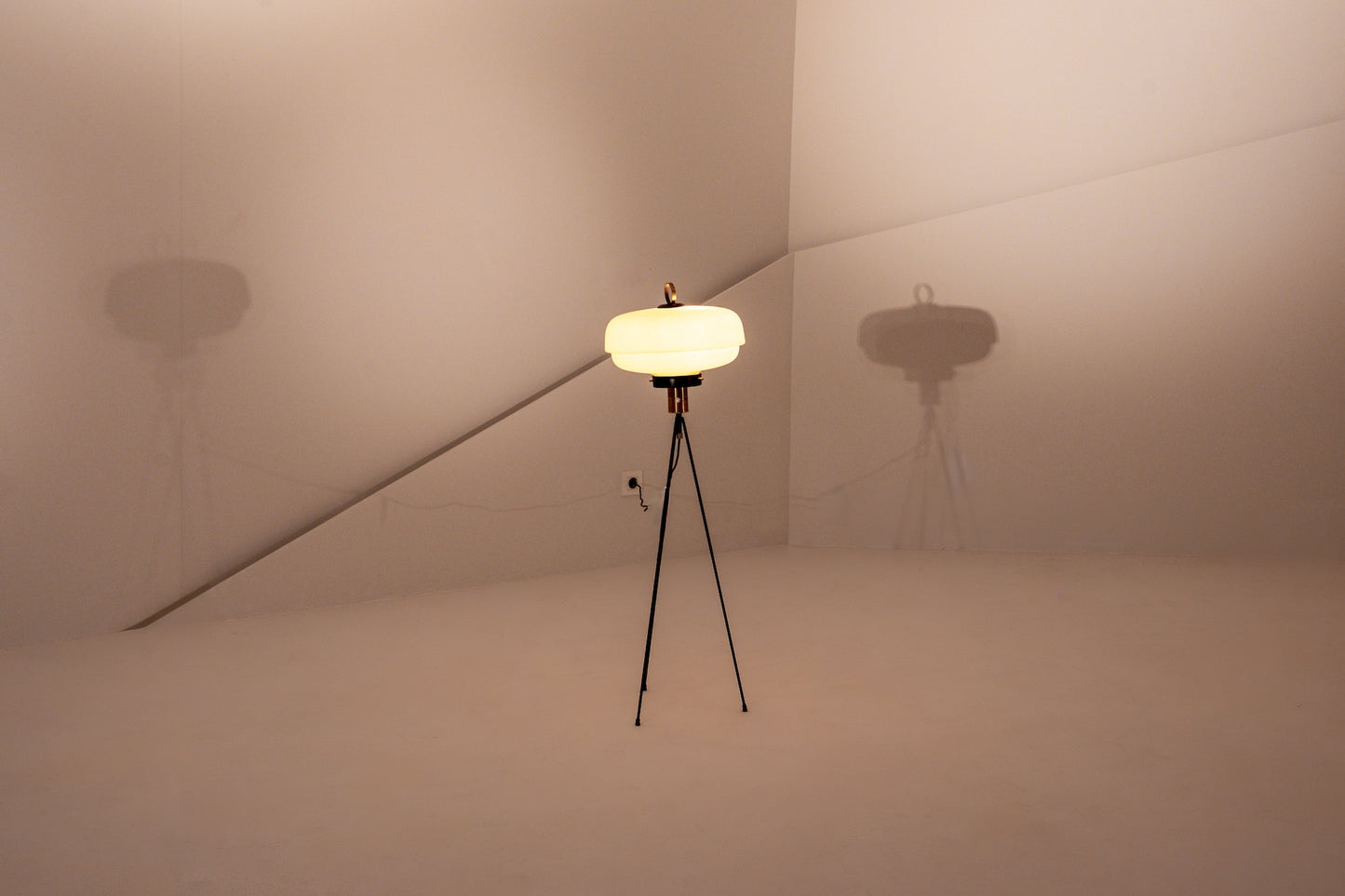 LUMEN. Lámpara de pie trípode italiana, 1950