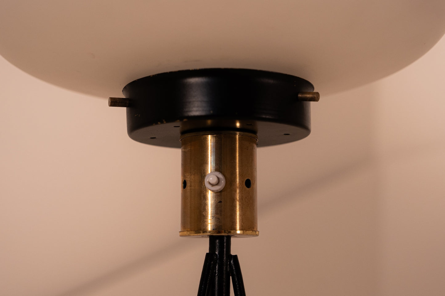 LUMEN. Lámpara de pie trípode italiana, 1950