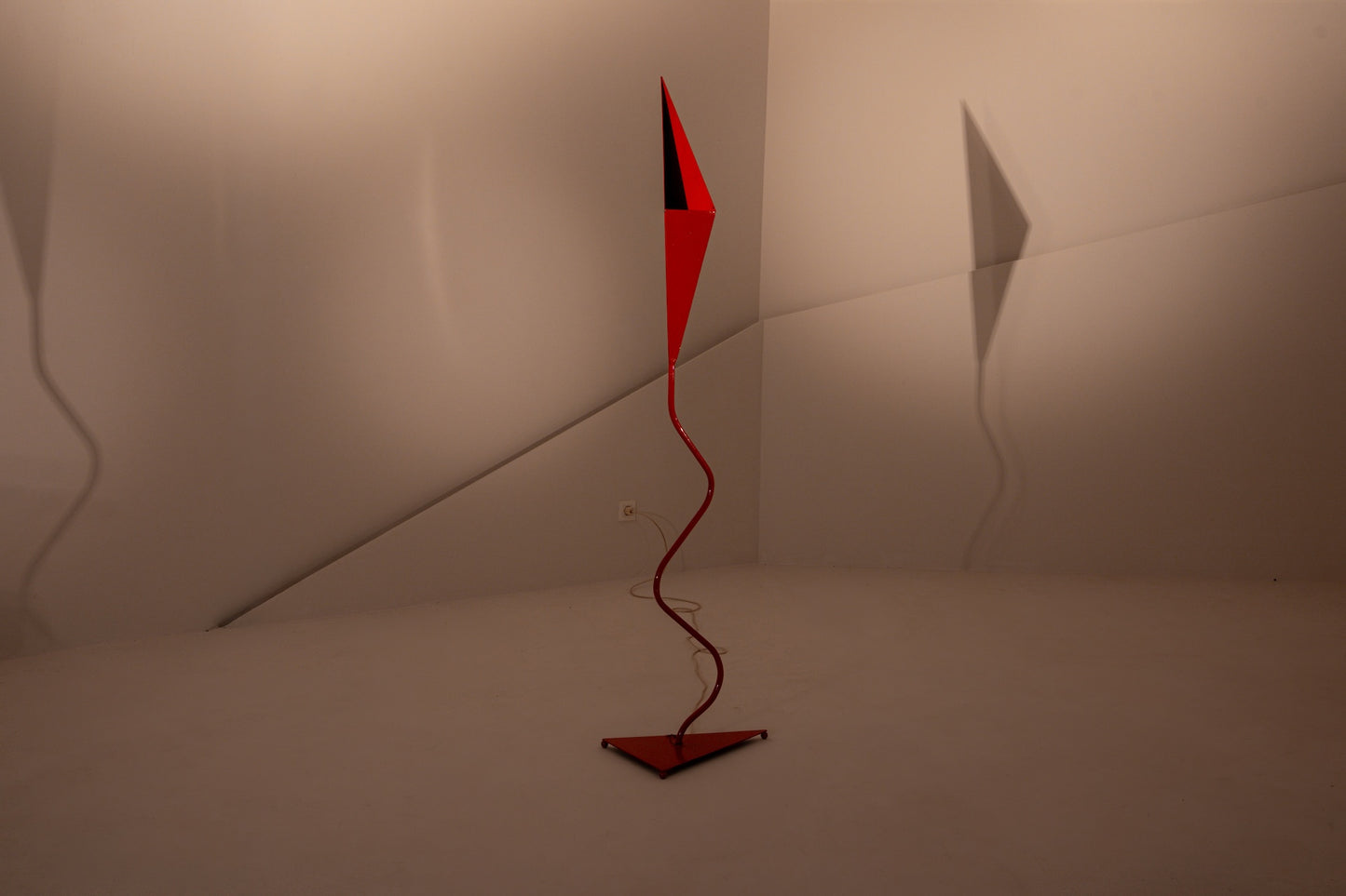 MACKEN. Lámpara de pie geométrica, años 70