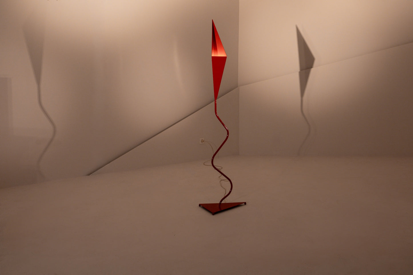 MACKEN. Lámpara de pie geométrica, años 70