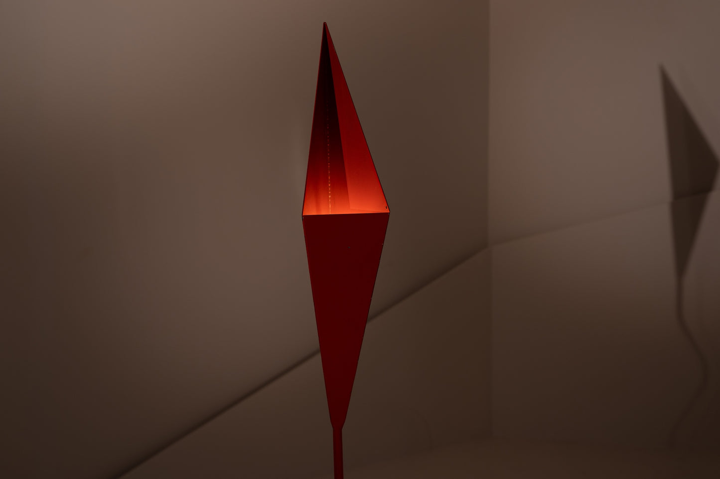 MACKEN. Lámpara de pie geométrica, años 70