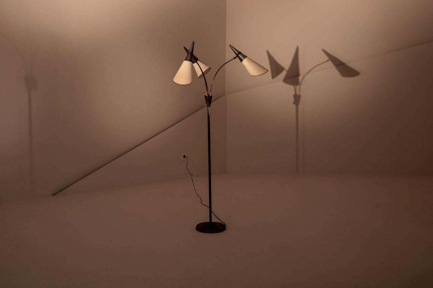 CONIC LAMP. Lámpara de pie escultural