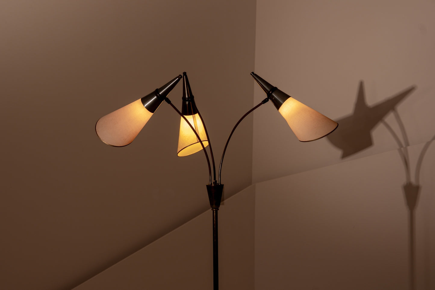 CONIC LAMP. Lámpara de pie escultural