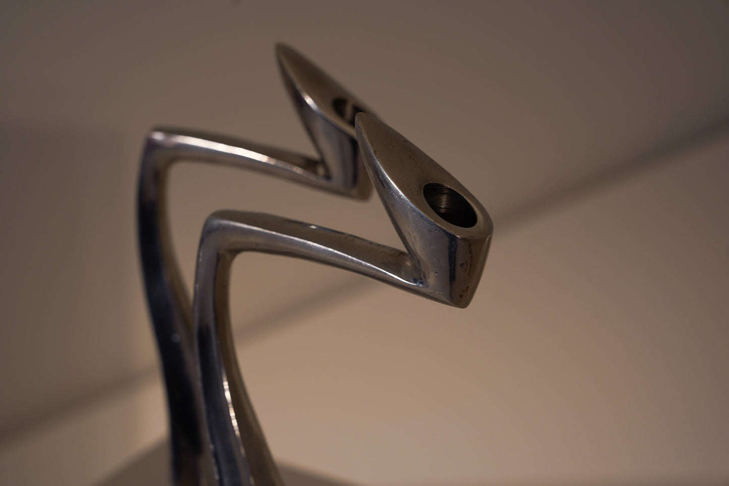 REFLEJOS. Candelabros escultóricos de metal