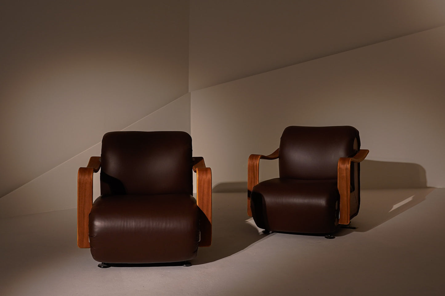 PROJECT. Butaca de piel y madera, 1960