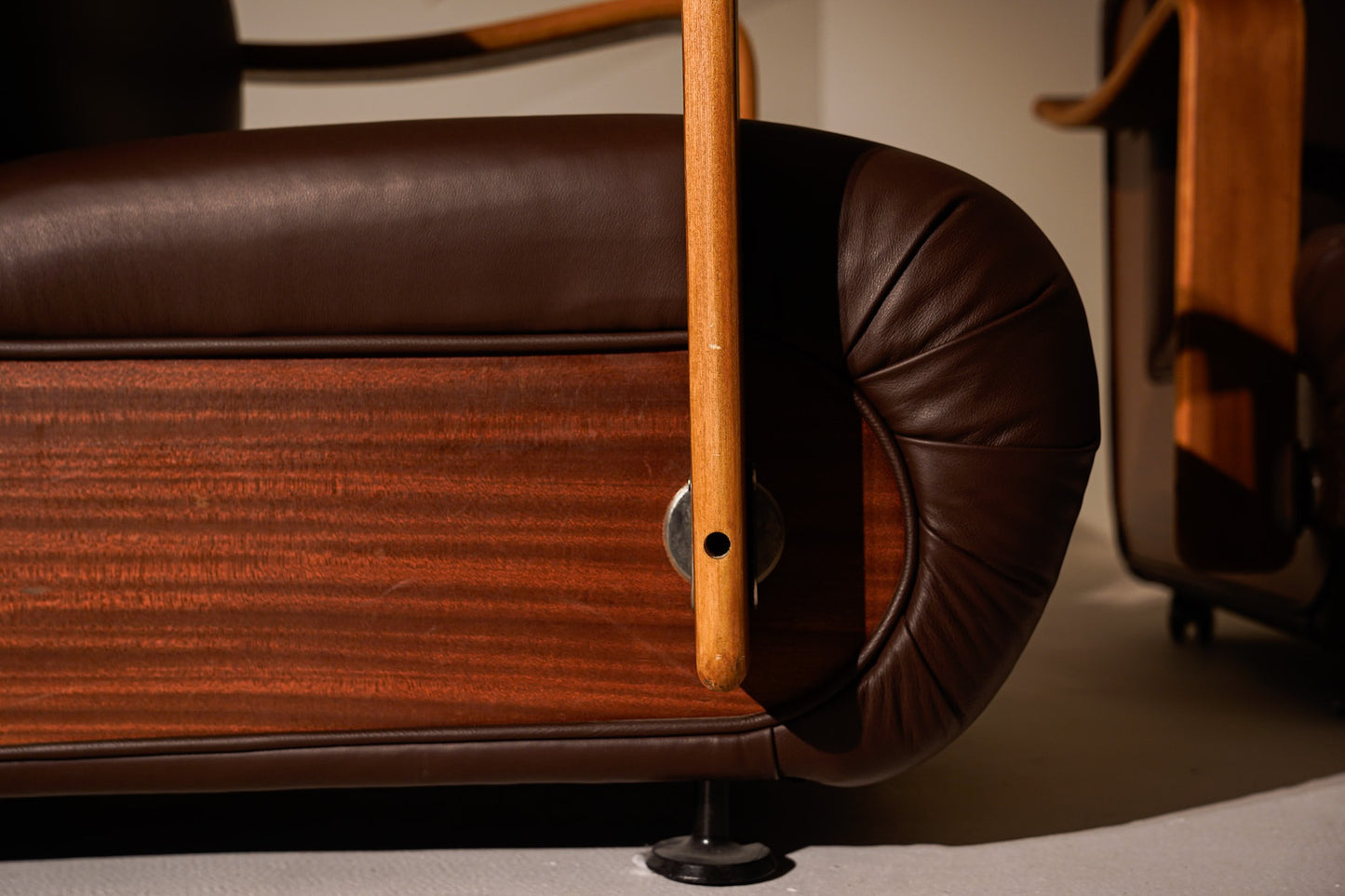 PROJECT. Butaca de piel y madera, 1960