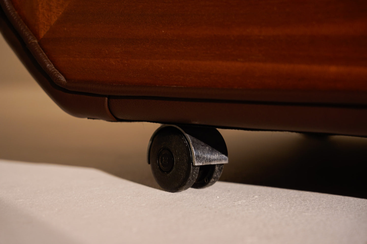 PROJECT. Butaca de piel y madera, 1960