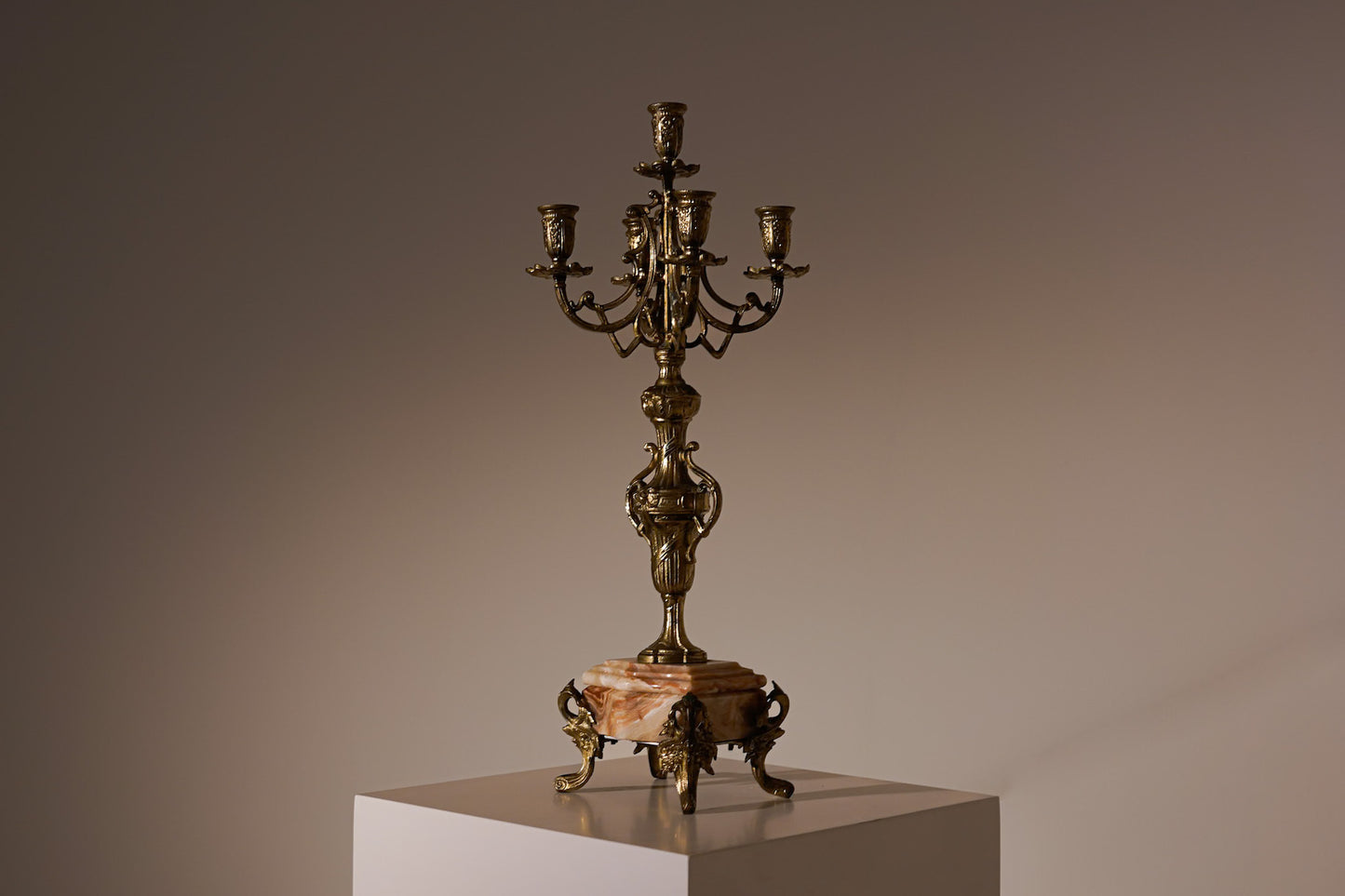 IDIO. Candelabro dorado, siglo XIX
