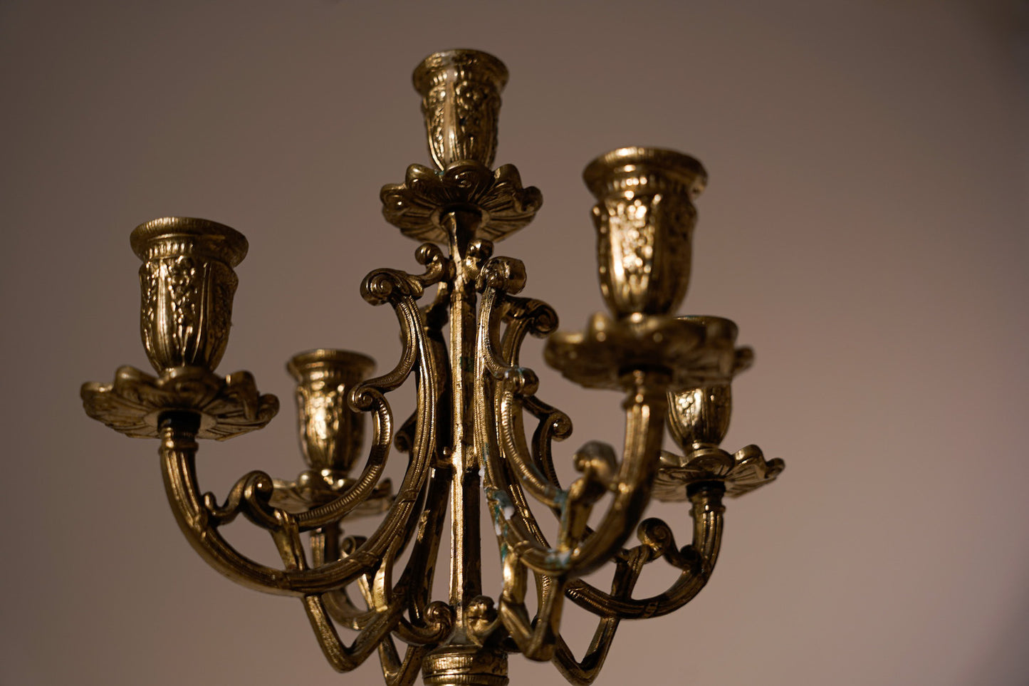 IDIO. Candelabro dorado, siglo XIX