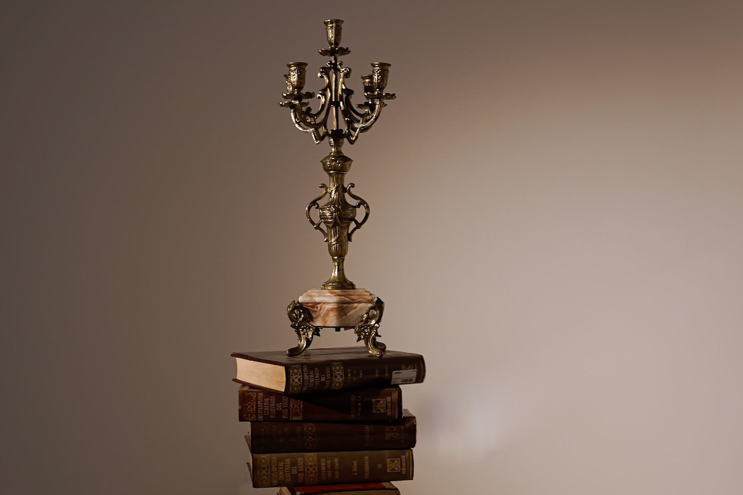 IDIO. Candelabro dorado, siglo XIX