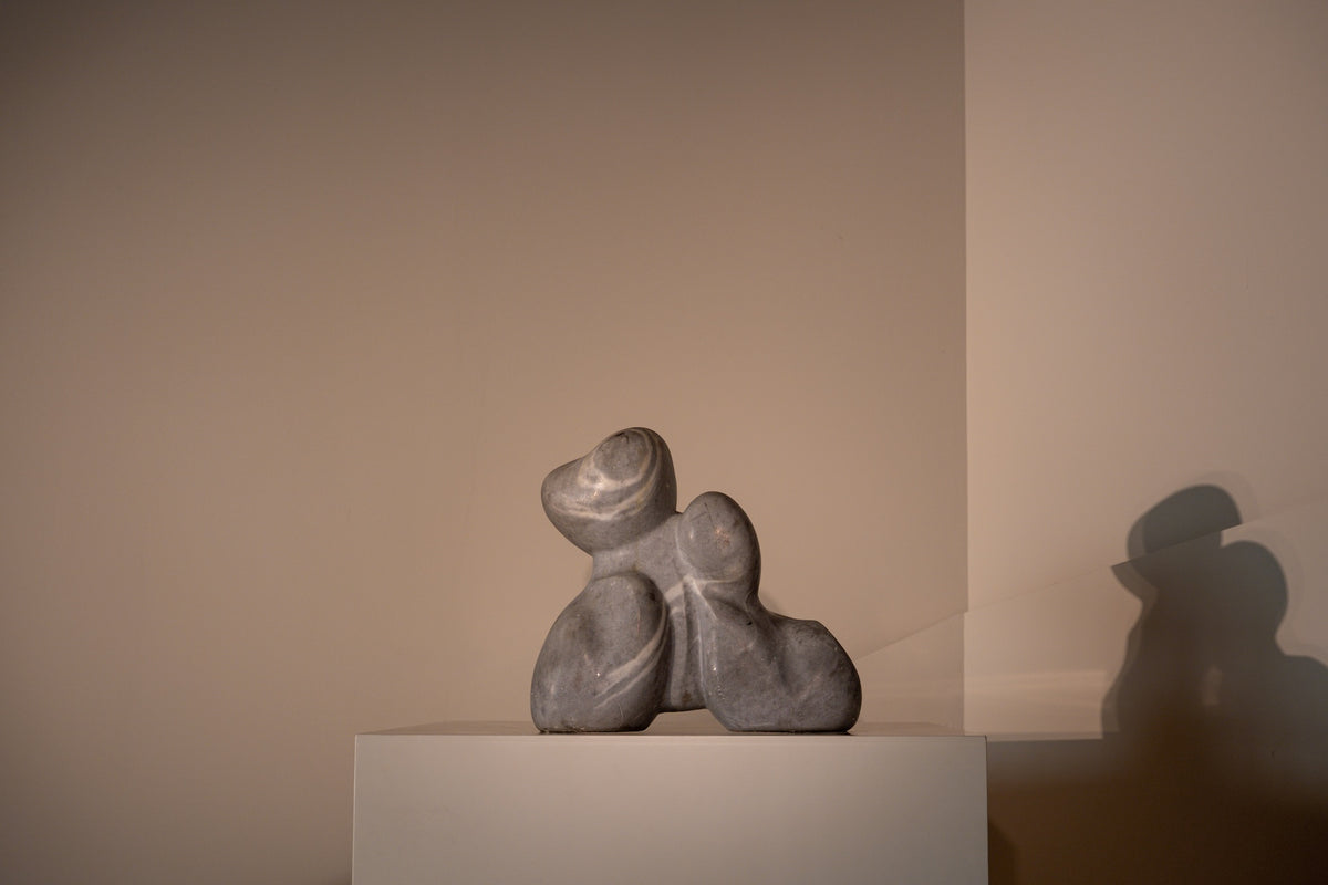 MADRE E HIJO. Escultura de mármol de Mario Orsogna