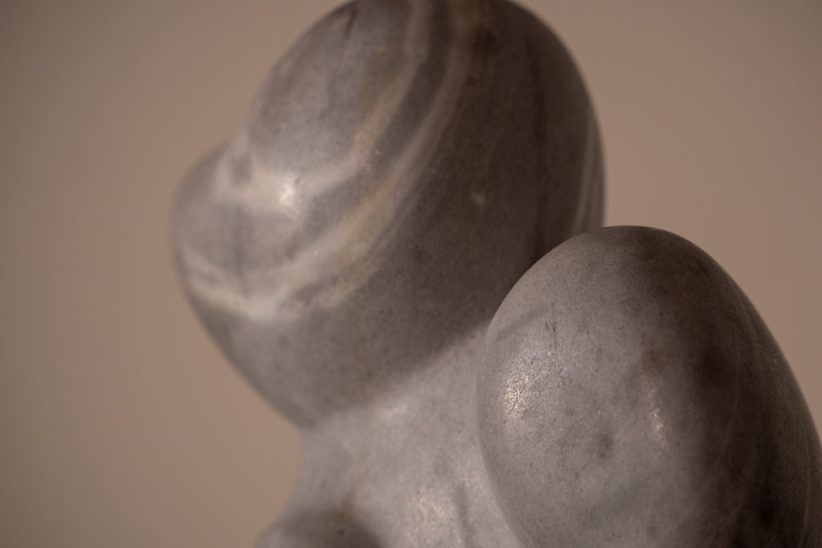 MADRE E HIJO. Escultura de mármol de Mario Orsogna