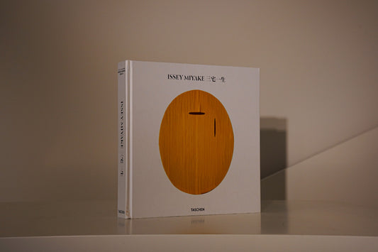 ISSEY MIYAKE. (三宅 一生)