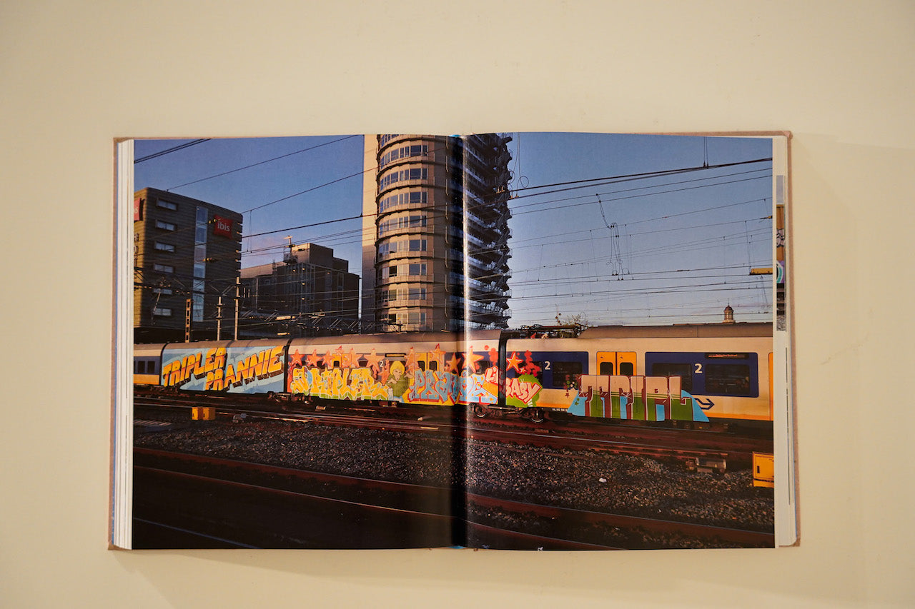 THE WIDE WORLD OF GRAFFITI. By Alan Ket