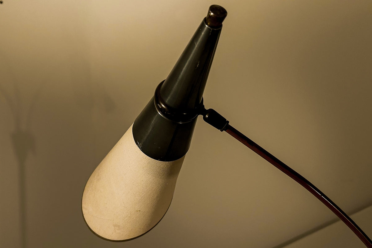 CONIC LAMP. Lámpara de pie escultural